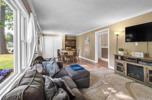 23 Arthur Ave, Enfield CT 06082-2502 exterior