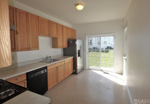 607 Evergreen Ct, New Brunswick NJ 08902-2337 exterior