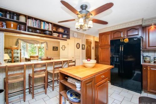 93 Burbank Rd, Ellington CT 06029-2805 exterior