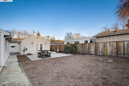 1875 Granada Dr, Concord CA 94519-1330 exterior