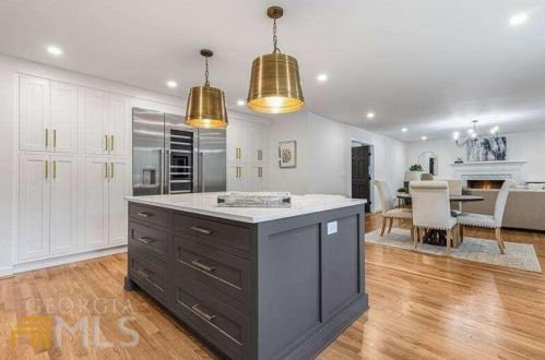 6160 Heards Creek Dr, Atlanta GA  30328-3635 exterior