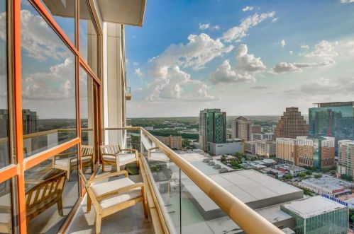 555 5th St, Austin TX 78701-3796 exterior