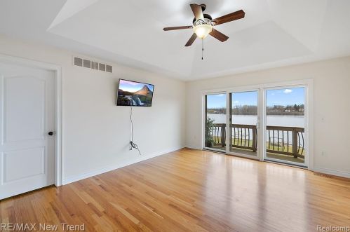 692 Appalachi St, Walled Lake MI  48390-1005 exterior