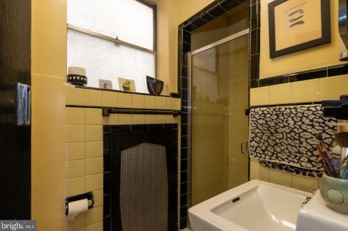 829 Catharine St, Philadelphia PA 19147-2716 exterior