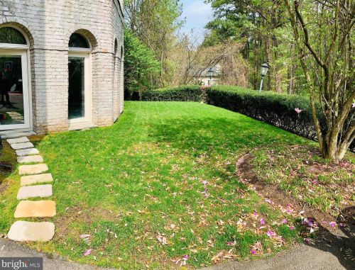 1289 Ballantrae Farm Dr, Mc Lean VA 22101-3027 exterior