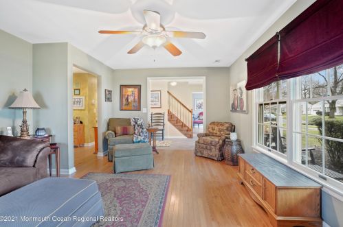 142 Beechwood Dr, Red Bank NJ 07702 exterior