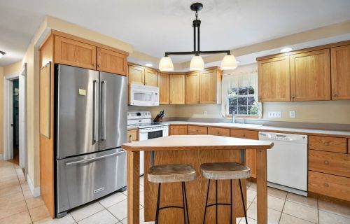 35 Ivernia Rd, Worcester MA 01606-1423 exterior