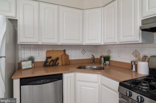 1320 Meadowvale Rd, Glen Burnie MD 21060-7017 exterior