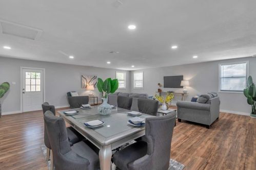 718 Riv Dr, Tampa FL 33617-7857 exterior