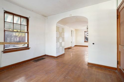 10100 Bensley Ave, Chicago IL 60617-6129 exterior