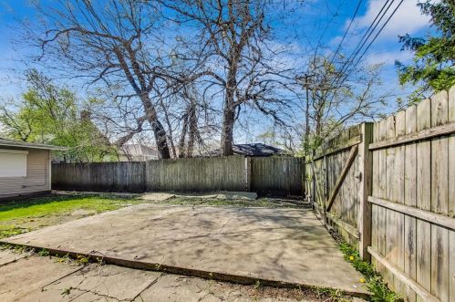 8908 Dorchester Ave, Chicago IL 60619-7005 exterior