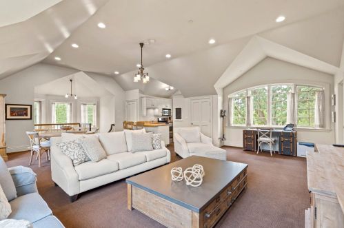 9303 Vly Hl Rd, Milwaukee WI 53217-1039 exterior