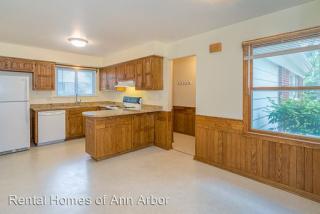 2087 Yorktown Dr, Ann Arbor MI  48105-1542 exterior