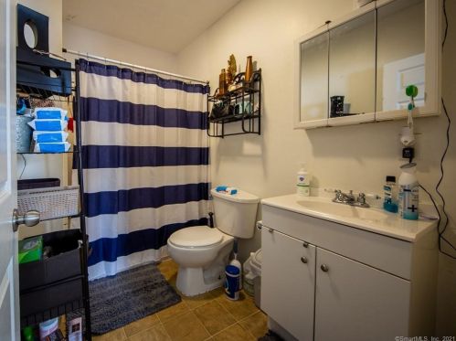 28 Hollister St, Manchester CT 06042-3532 exterior