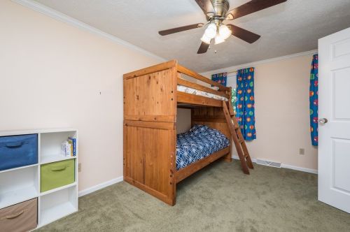 564 Sunset Dr, Pittsburgh PA  15228-2550 exterior