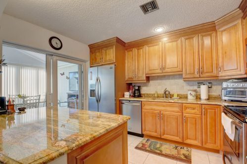 5136 Mirror Lk Blvd, Boynton Beach FL 33472-1211 exterior