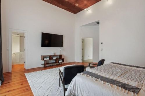 571 Dutch Valley Rd, Atlanta GA  30324-5304 exterior