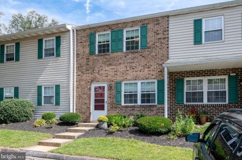 1313 Blue Jay Dr, Lancaster, PA 17601-2700
