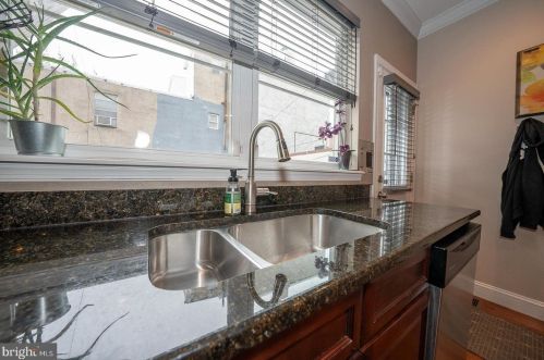 1505 Dickinson St, Philadelphia PA 19146-4830 exterior