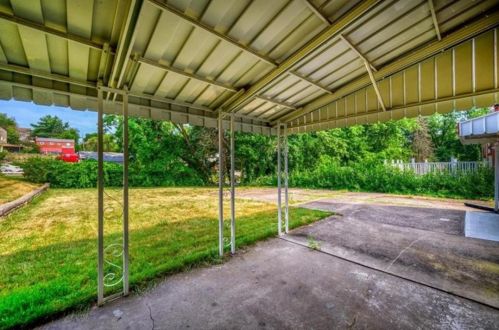 522 Barbara Dr, Pittsburgh PA  15227-4404 exterior