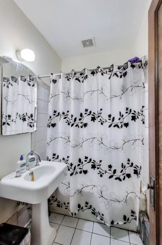 2836 Lunt Ave, Chicago IL 60645-2917 exterior