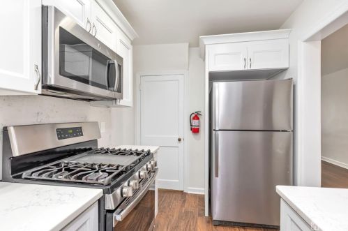 8 Roosevelt Ct, Metuchen NJ 08840-1426 exterior