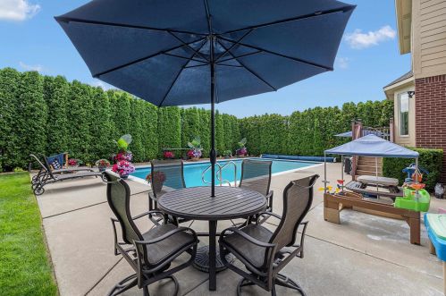 21192 Strawberry Hills Dr, Macomb Township MI 48044-2277 exterior