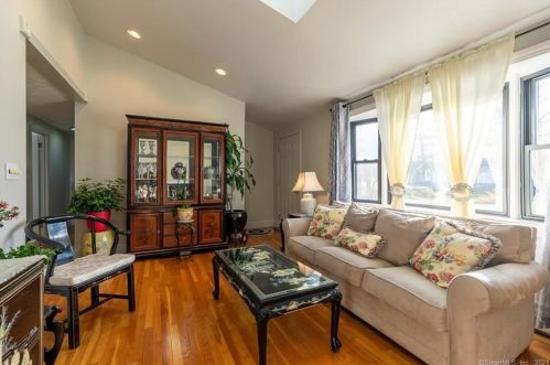 6 Debra St, Enfield CT 06082-5031 exterior