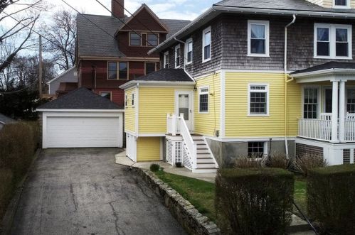 262 Gibbs Ave, Middletown RI 02840-2239 exterior