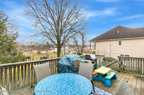 612 Grove Ave, Edison NJ 08820-3229 exterior