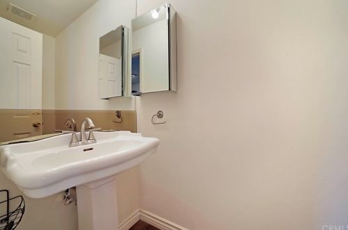 9466 Cedar St, Bellflower CA 90706-6577 exterior