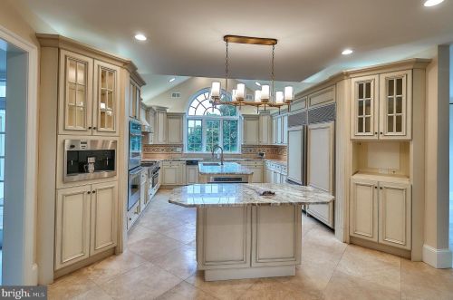 2221 Jefferson Ln, Huntingdon Valley PA 19006-6038 exterior