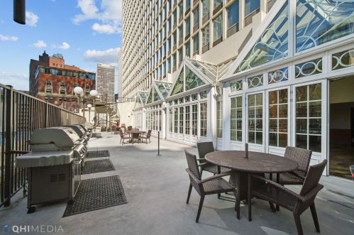 111 Chestnut St, Chicago IL  60610-2016 exterior