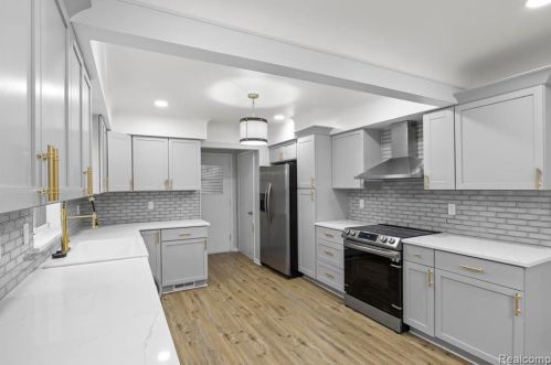 421 Beech Daly St, Dearborn Heights MI  48125-1000 exterior