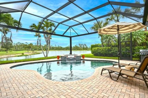 5092 Cerromar Dr, Naples FL 34112-7919 exterior