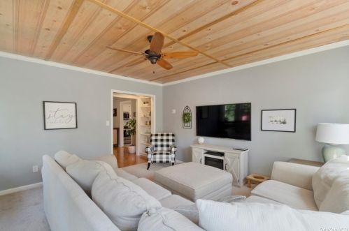 33 Hazard Ave, Huntington Station NY 11746-3726 exterior