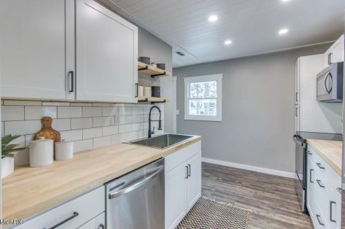 1349 Eastern Pl, Grand Rapids MI 49505-5221 exterior