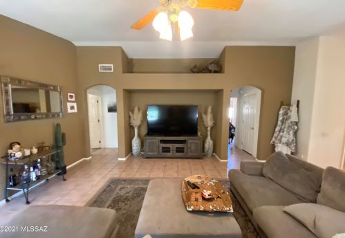 8913 Majestic Mountain Dr, Tucson, AZ 85742-4504