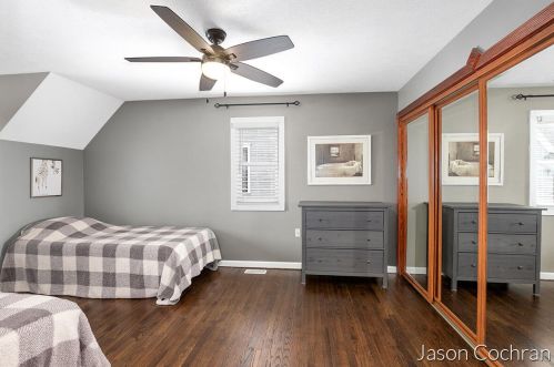 907 Wealthy St, Grand Rapids MI 49506-1515 exterior