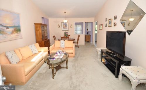 5 Meadowwood Ct, Columbus NJ 08022-1026 exterior