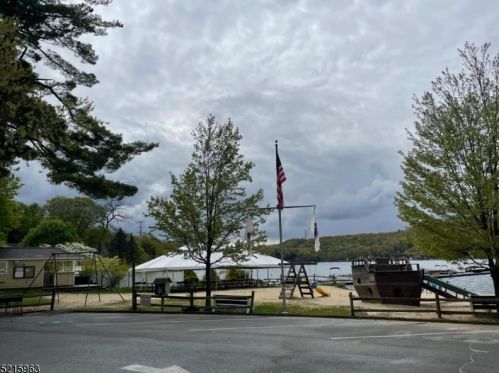 391 Shr Trl, Sparta NJ 07871-1403 exterior