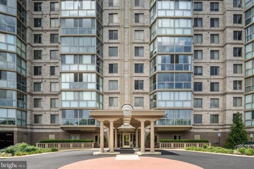 19385 Cypress Ridge Ter, Leesburg VA  20176-5162 exterior