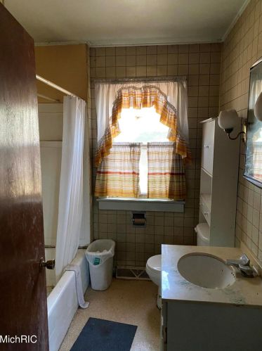 6860 116 Ave, Fennville MI 49408-9784 exterior