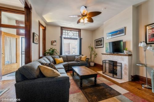 1124 44th St, Chicago, IL 60653-3710