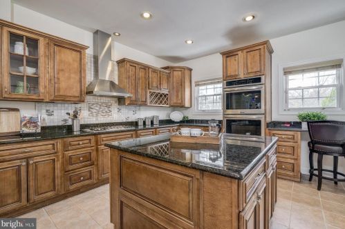 11801 Ambleside Dr, Rockville MD 20854-2109 exterior