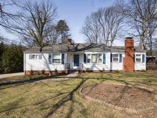 202 Crestwood Dr, Greensboro, NC 27408-3302