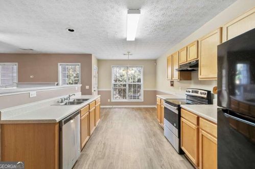 351 Parkview Manor Dr, Tucker GA  30084-8914 exterior