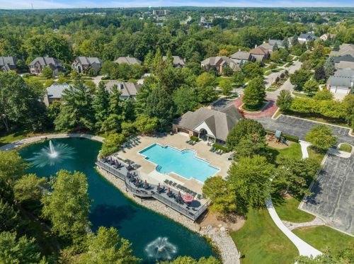 1039 Bloomview Cir, Rochester MI 48307-1728 exterior