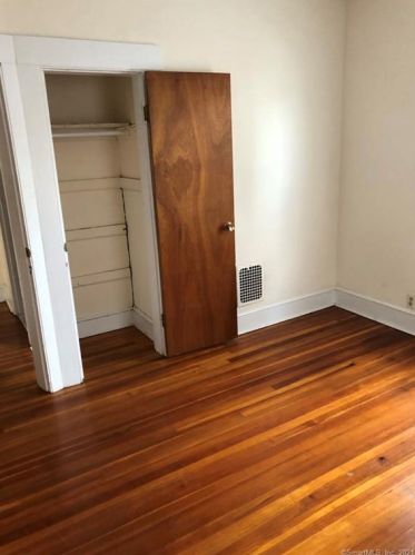 8 Ave, Derby CT 06418-1619 exterior