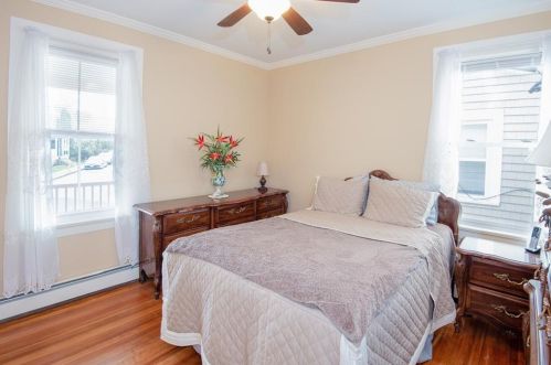 27 Peckham Ave, Middletown RI 02842-5731 exterior